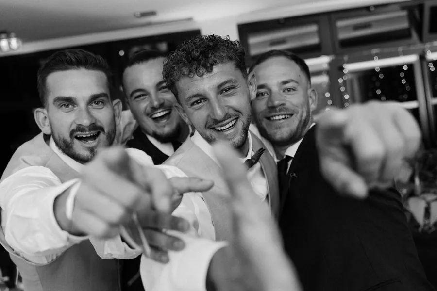 Groupe d'amis en tenue de fête célébrant un événement ensemble
